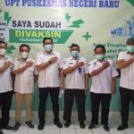 Komisioner dan sekretaris KPU mendapatkan vaksinasi Covid19 dari Pemkab Way Kanan