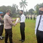 Kapolres Way Kanan Beri Penghargaan Empat Personil Berprestasi