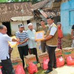 Bupati Adipati Serahkan Bantuan Logistic Kepada Warga Korban Banjir Di Rebang Tangkas Melalui BPBD Way Kanan