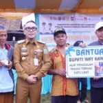 Bupati Way Kanan Beri Bantuan Alat Pengolah Pakan Ternak Way Kanan Bupati H. Raden Adipati Surya, S.H.,M.M bersama Ketua Tim Penggerak PKK Kabupaten, Ny. Hj. Dessy Afriyanti Adipati menghadiri Kegiatan Gerakan Pangan Murah Kabupaten Way Kanan di Kecamatan Kasui Tahun 2023, Senin (04/12/2023).