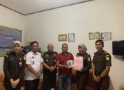 Kejari Way Kanan Serahkan Kembali Barang Bukti Hp & Kotak Hp Kepada Pemiliknya