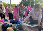 Polisi Peduli, Kapolres Way Kanan Salurkan Air Bersih Di Negeri Baru