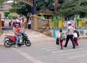 Gatur Arus Lalulintas, Polisi Bantu Pelajar Sekolah Menyeberang Jalan di Negeri Baru