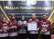 Bupati Ayu Asalasiyah Didampingi Kadis DP3APPKB Way Kanan Andi Oktaviandi Terima Penganugerahan Kabupaten Layak Anak