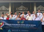 Dalam rangka memperingati Hari Bhakti Kementerian Imigrasi dan Pemasyarakatan Ke-1 Tahun 2025, dengan mengusung tema “Satu Langkah, Satu Semangat, Satu Pengabdian untuk Bangsa”, Kementerian Imigrasi dan Pemasyarakatan melaksanakan program “Pengabdian IMIPAS untuk Negeri” yang berfokus pada kegiatan perbaikan sarana dan prasarana umum, seperti Tempat Ibadah, toilet, tempat pembuangan sampah, serta fasilitas umum lainnya yang dibutuhkan oleh masyarakat.    Pada program pengabdian Imipas untuk Negeri, Lembaga Pemasyarakatan Kelas IIB Way Kanan melakukan perbaikan Masjid Al Hikmah yang berada di Dusun Sinar Baru kecamatan Umpu Semenguk Kabupaten Way Kanan.   Perbaikan fasilitas ini dilakukan selama 8 hari mulai dari 17 November sampai sengan 24 November 2025, Lapas Way Kanan bersama masyarakat Dusun Sinar Baru yang melakukan perbaikan toilet dan tempat wudhu, pengecatan tembok dalam dan luar masjid.   Kepala Lembaga Pemasyarakatan Kelas IIB Way Kanan, Riski Burhannudin menjelaskan Program ini merupakan wujud nyata kepedulian dan pengabdian Kementerian Imigrasi dan Pemasyarakatan kepada masyarakat, yang diharapkan dapat memberikan manfaat langsung serta mempererat hubungan antara kementerian dan masyarakat.   “Kami siap melangkah bersama dalam Pengabdian IMIPAS untuk Negeri, sebagai wujud semangat Satu Langkah, Satu Semangat dan Satu Pengabdian untuk Bangsa.” Jelas Kalapas   Sedangkan Kepala Dusun Sinar Baru menyampaikan terimakasih dengan adanya program Pengabdian Imipas untuk Negeri yang dilaksakan di dusun sinar baru ini.   “Kami merasa sangat senang dengan adanya program Pengabdian IMIPAS untuk Negeri.  Kegiatan perbaikan fasilitas masjid ini memberikan dampak positif dan manfaat nyata bagi masyarakat sekitar khususnya masyarakat dusun sinar baru.” Ujar Kepala Dusun   Dengan terlaksananya kegiatan ini, Lapas Way Kanan menegaskan komitmennya untuk terus menghadirkan program-program pengabdian yang berdampak, baik bagi warga binaan maupun masyarakat luas.