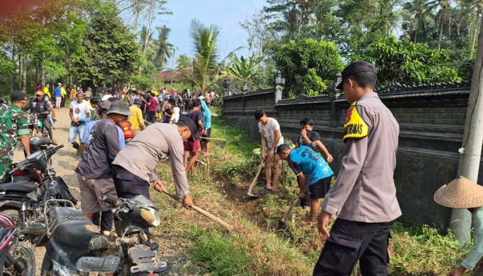 *Sinergi TNI-Polri dan Pemkab Way Kanan Gelar Gotong Royong Perbaiki Jalan Rusak di Banjit*