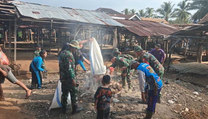 KARYA BAKTI KODIM 0427/WAY KANAN WUJUDKAN KEPEDULIAN DAN SEMANGAT GOTONG ROYONG BERSAMA MASYARAKAT KAMPUNG LEBAK PENIANGAN